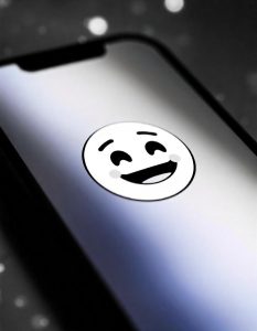 Mehr über den Artikel erfahren OLG München: Nutzung eines Grimasse-Emojis in einer WhatsApp-Kommunikation ist keine ausreichende Willenserklärung, um eine Zustimmung zur Verzögerung einer Lieferung zu erklären