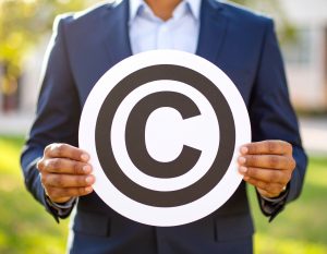 Mehr über den Artikel erfahren LG Köln: Online-Marktplatz haftet wegen Urheberrechtsverletzung eines Nutzers auf Unterlassung gegenüber Rechteinhaber, wenn keine ausreichenden proaktiven technischen Maßnahmen vorhanden waren