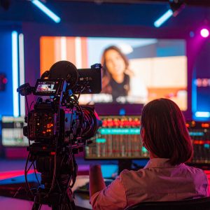 Mehr über den Artikel erfahren OLG Köln: Influencer kann bekannte Person im Sinne des § 11 I Nr.2 HWG sein und eine Werbung mit Empfehlungen durch diesen kann daher wettbewerbsrechtswidrig sein